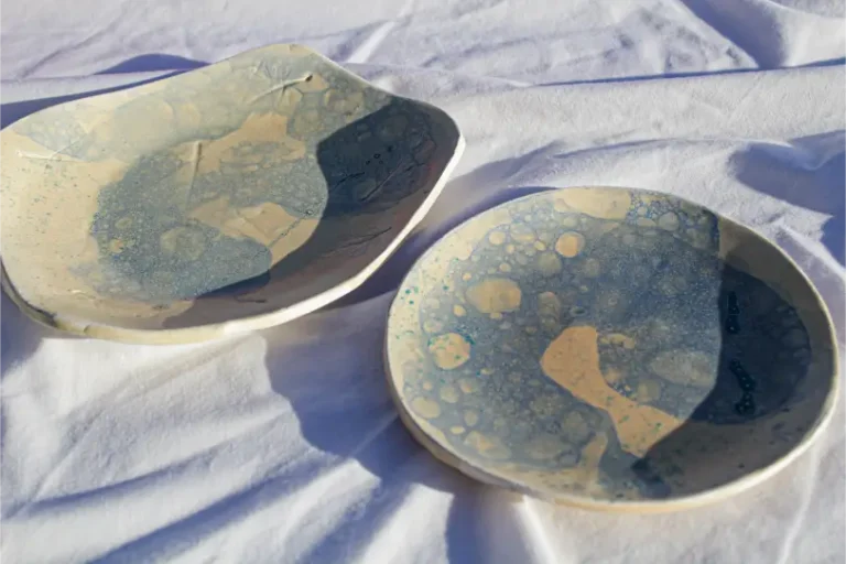 platos de ceramica con texturas y motas irregulares
